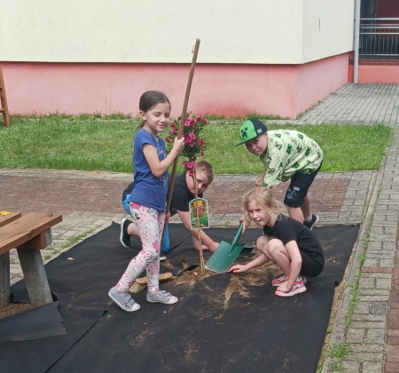 Uczniowie klas 1-4 pomagali w tworzeniu ''Pracowni pod chmurką''