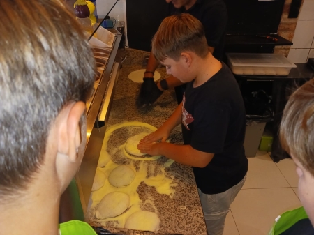  Kurs pieczenia pizzy-  Dzień Chłopaka w klasie 7a