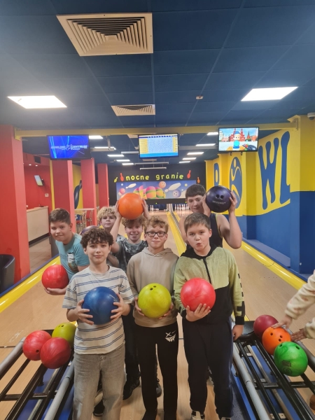 Turniej Bowlingowy w Hali Azoty – Sportowa Zabawa w Jesienny Dzień