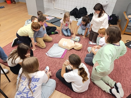 Lekcja pierwszej pomocy w klasie 4