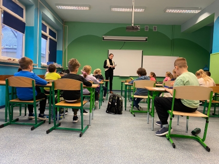 ''Stare, ważne miejskie drzewo'' - lekcja z panią z Miejskiej Biblioteki Publicznej