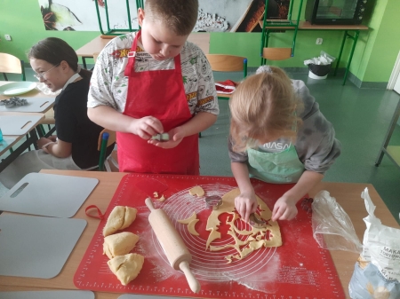Kulinarne zabawy w świetlicy #4 – ciasteczka maślane.