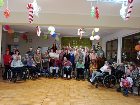 Wspólne kolędowanie uczniów Publicznej Szkoły Podstawowej w DPS w Sławięcicach