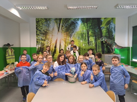 Festiwal Fizyki – Niezapomniane Eksperymenty Przygotowane przez Uczniów Klasy 7 dla Klasy 